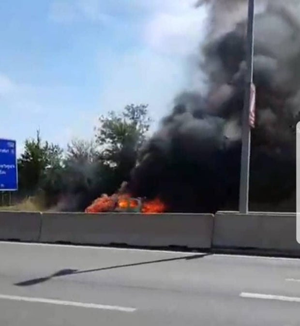 Pkw brennt lichterloh auf S2 in Wien