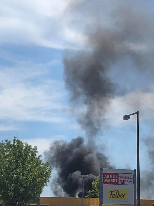 Pkw brennt lichterloh auf S2 in Wien