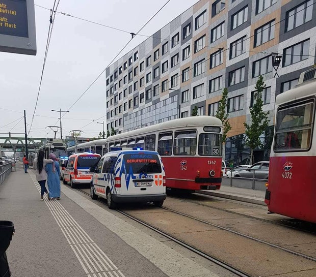 Crash mit Straßenbahn in Wien - Frau (29) ringt mit dem Tod