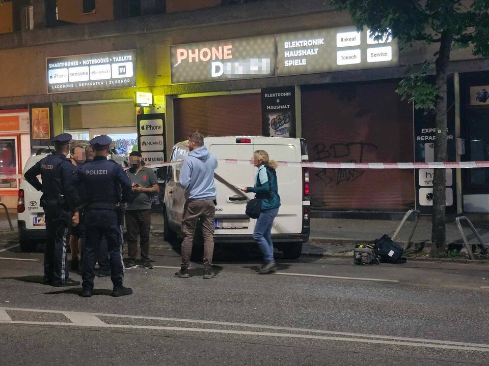 Riesen-Einsatz in Meidling: Anschlag auf Geschäft?