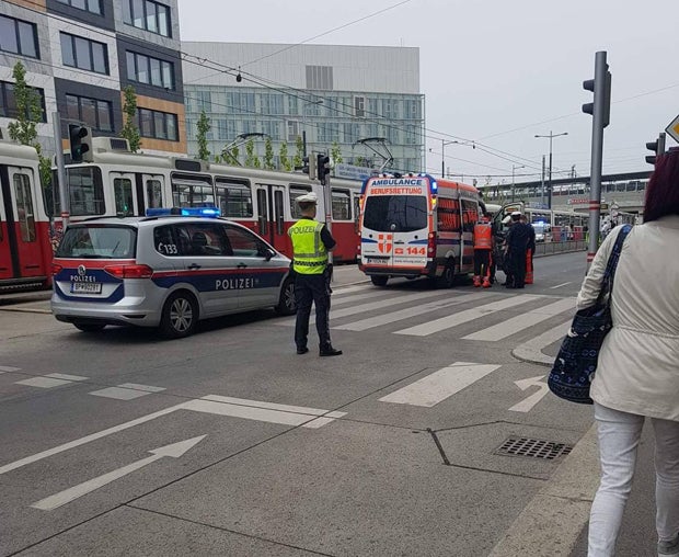 Crash mit Straßenbahn in Wien - Frau (29) ringt mit dem Tod