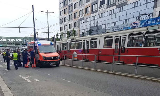 Crash mit Straßenbahn in Wien - Frau (29) ringt mit dem Tod
