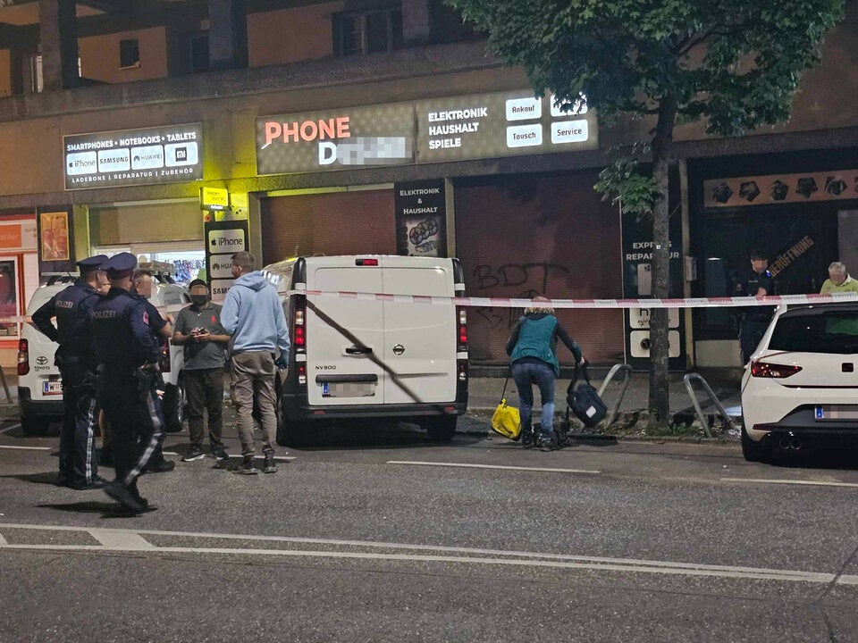 Riesen-Einsatz in Meidling: Anschlag auf Geschäft?