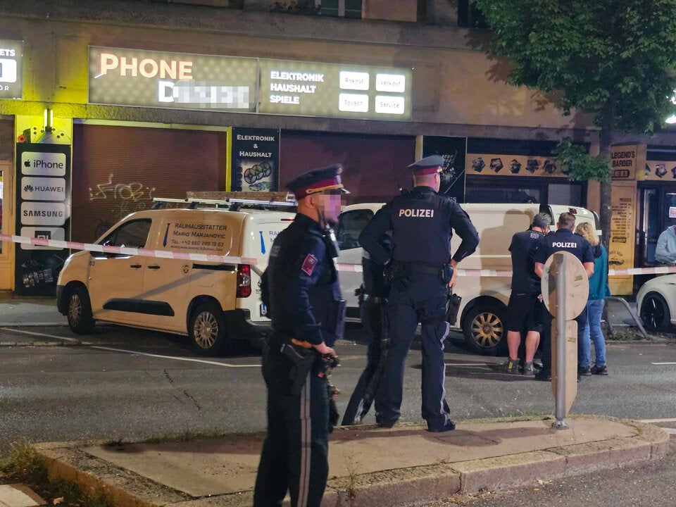 Riesen-Einsatz in Meidling: Anschlag auf Geschäft?