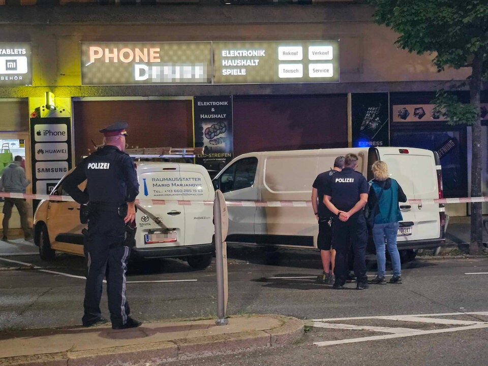 Riesen-Einsatz in Meidling: Anschlag auf Geschäft?