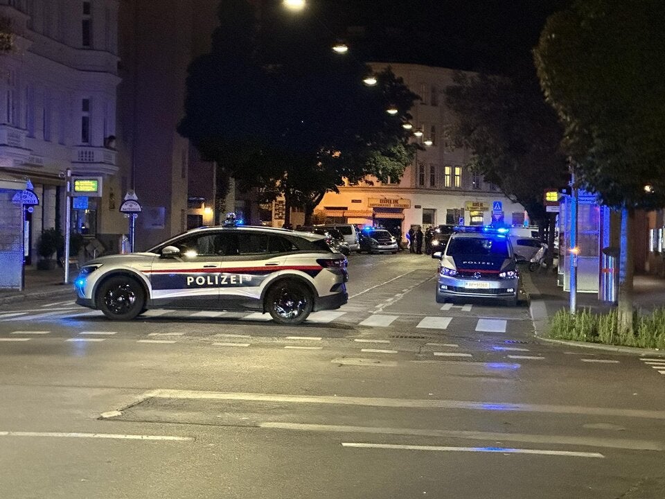 Riesen-Einsatz in Meidling: Anschlag auf Geschäft?