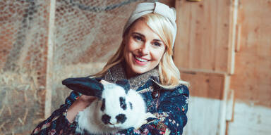 Silvia Schneider kuschelt mit dem Osterhasen