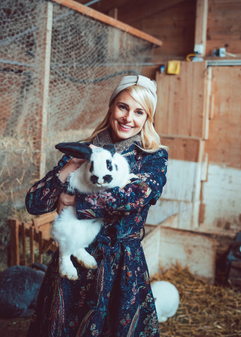 Silvia Schneider kuschelt mit dem Osterhasen