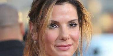 Sandra Bullock im Vorhang-Look