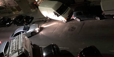 Alko-Lenker crasht in Wien in parkende Autos