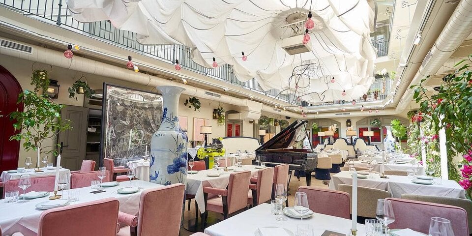 Dots im The Leo Grand