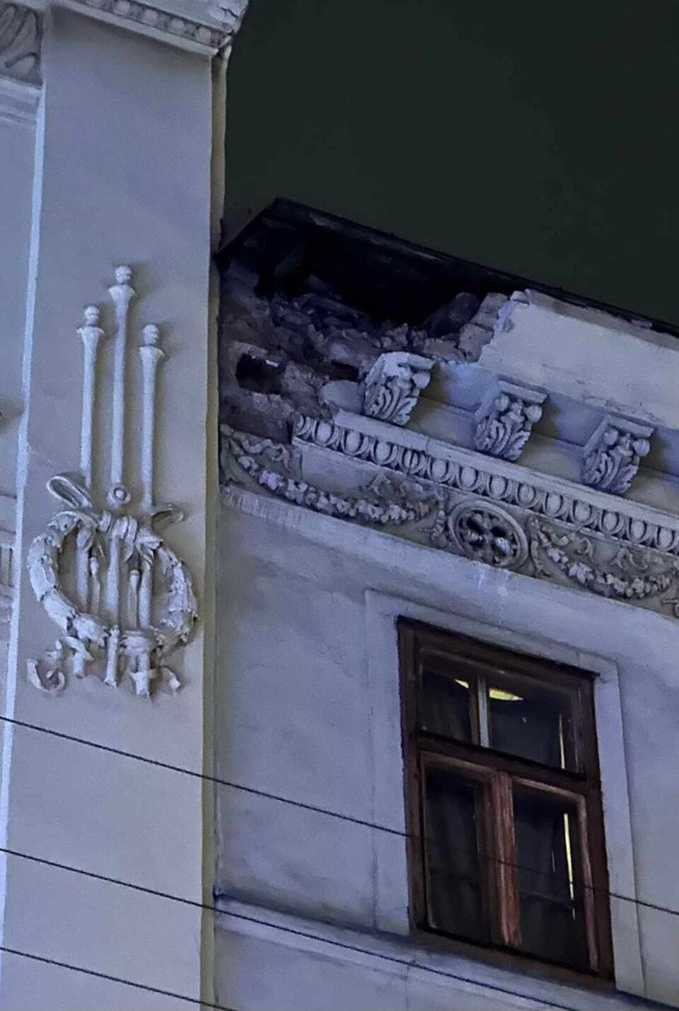 Schock: Dachtrümmer stürzen auf Gehsteig