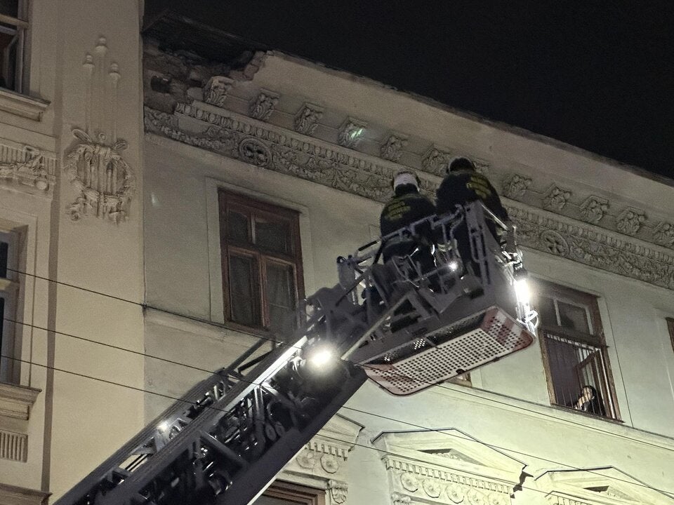 Schock: Dachtrümmer stürzen auf Gehsteig