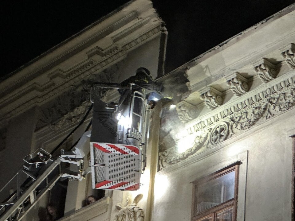 Schock: Dachtrümmer stürzen auf Gehsteig