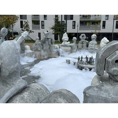 Schaum-Anschlag auf Skandal-Brunnen 