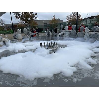 Schaum-Anschlag auf Skandal-Brunnen 