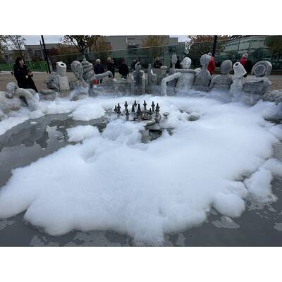 Schaum-Anschlag auf Skandal-Brunnen 