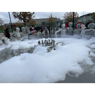 Schaum-Anschlag auf Skandal-Brunnen 
