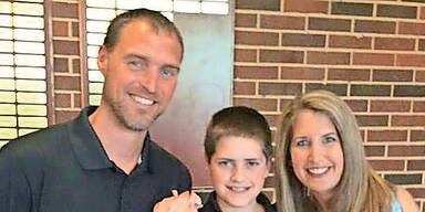 Delta-Angestellte schl&auml;gt Bub (12) Handy aus Hand