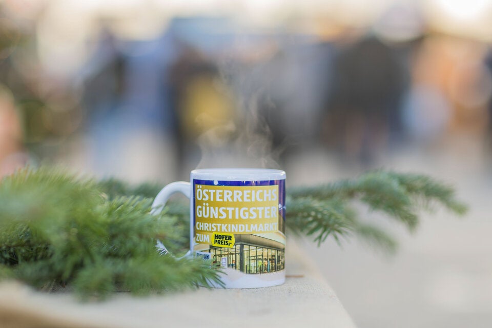 Die Einnahmen des HOFER Christkindlmarktes dienen einem guten Zweck und gehen an Licht ins Dunkel – insgesamt 25.000 Euro spendet HOFER.