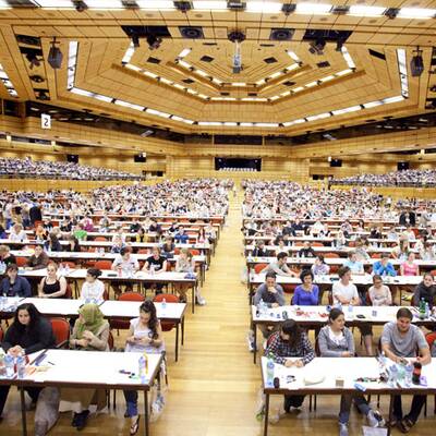 So kämpfen Tausende um Uniplatz