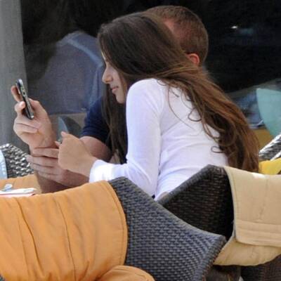 Guy Ritchie flirtet mit feschen Zwillingen