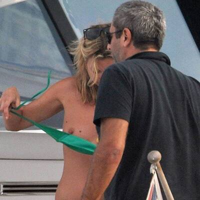 Kate Moss lässt den Busen blitzen