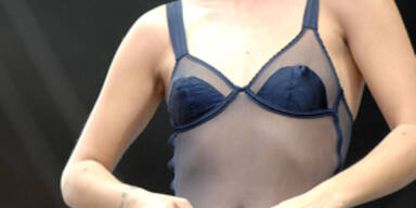 Lily Allen: In Dessous auf der Bühne