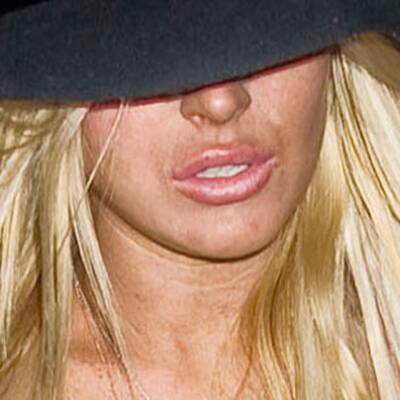 Lindsay Lohan ungeschminkt am Flughafen