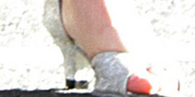 Katie Holmes zieht Suri High Heels an!