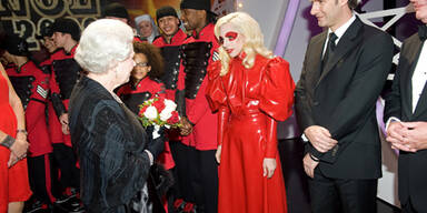 Völlig Gaga: Die Lady bei der Queen!