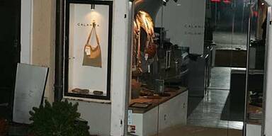 Räuber rasen mit Pkw in Juwelier