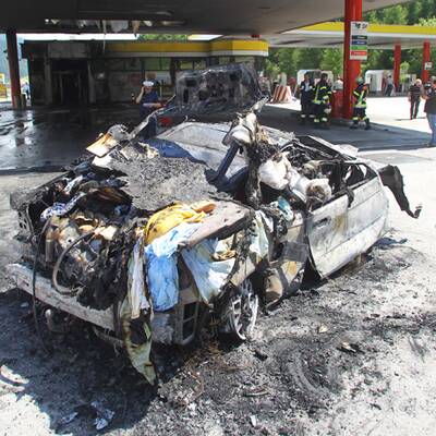 PKW rast in Tankstelle