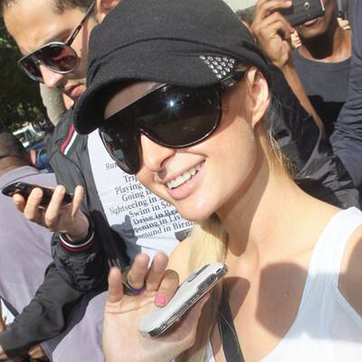 Paris Hilton mit Perücke in Paris