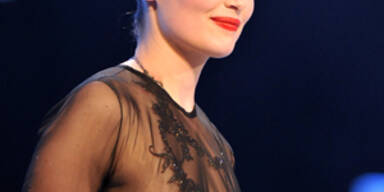 Laetitia Casta mit offenherzigem Outfit