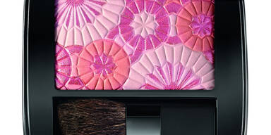 Gesicht mit Frühlingsfarben strahlen lassen