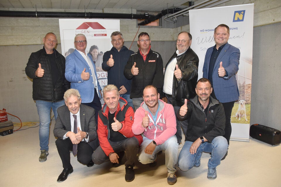 Gleichenfeier in der Webereistraße 2c: Harald Strammer (Bauleiter, Hitthaller, l.), Vizebgm. KommR Peter Spicker (2.v.l.), Harald Kendl (Geschäftsführer, Hitthaller, 3.v.l.), KommR Andreas Holzmann (Obmann, MÖGEN, 2.v.r.), Bgm. Abg.z.LT Mag. Christian Samwald (r.), Abg.z.LT Hermann Hauer (vorne l.) und Polier Christian Geisendorfer (vorne r.) gemeinsam mit Mitarbeitern der Fa. Hitthaller.
