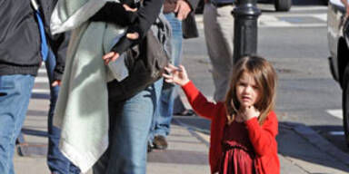 Suri Cruise trägt weiter High Heels