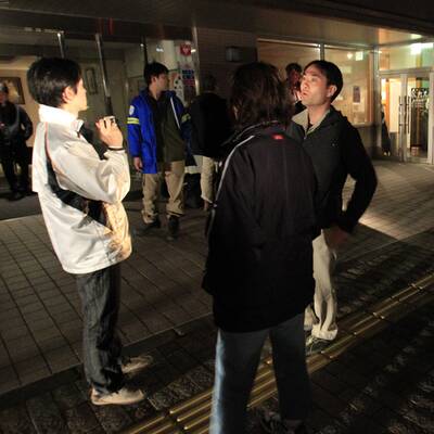 Japaner flüchten vor dem Beben ins Freie