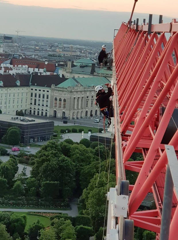 Die Grünen Wien entrollen Banner auf Baukran über Parlament