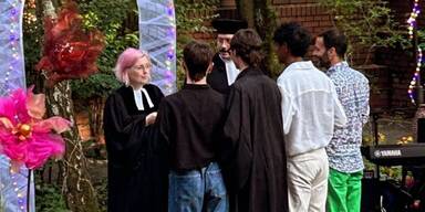 Pfarrerin traut vier M&auml;nner miteinander &ndash; &bdquo;Was sollte Gott dagegen haben?&ldquo;