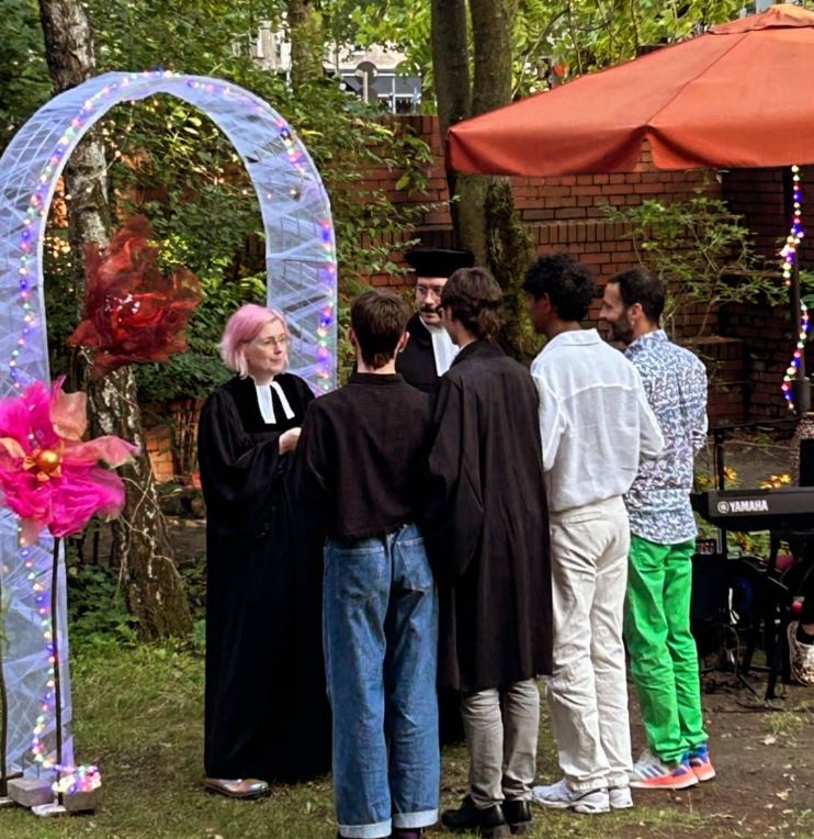 Diese Pfarrerin machte aus vier Männern ein Ehepaar