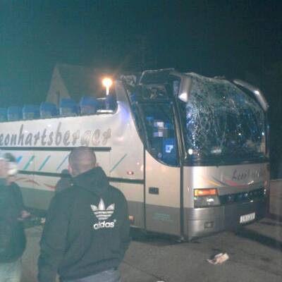 Bus kracht in Brücke - Dach abgerissen