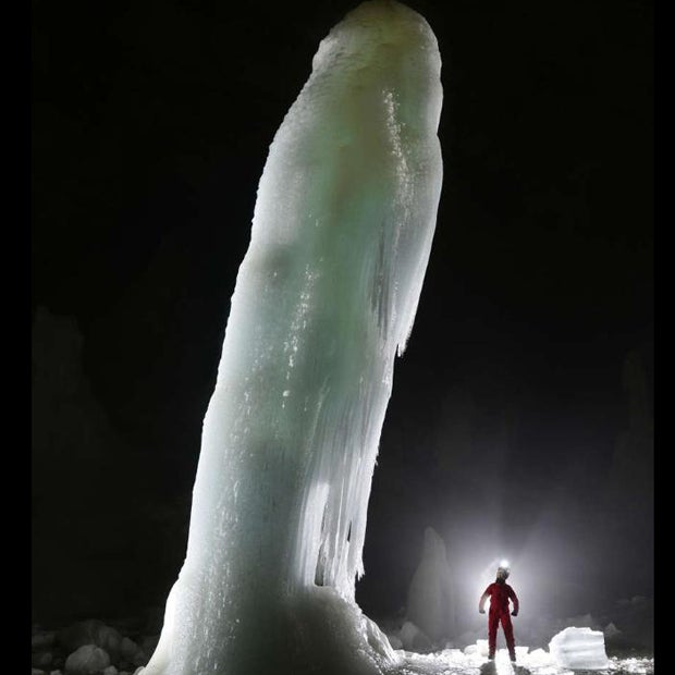 Paar entdeckt Riesen-Penis aus Eis in Österreich