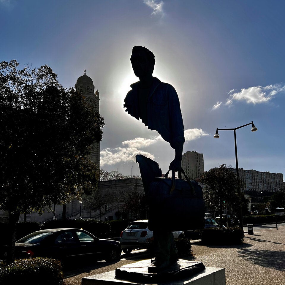 kulptur von Bruno Catalano, Bleu de Chine- Hommage an die Reisenden in Marseille