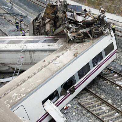 Hochgeschwindigkeitszug entgleist im spanischen Pilgerort Santiago 