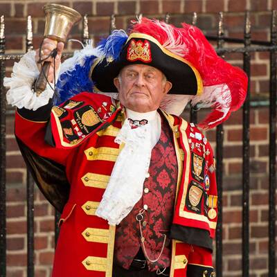 Stadtschreier verkündet die Geburt