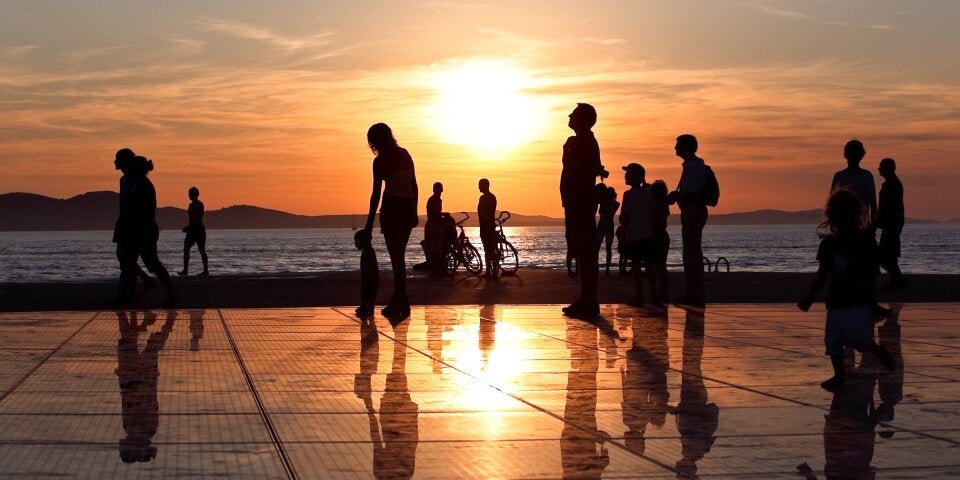 Menschen am Strand im Sonnenuntergang