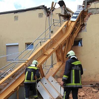 Kran stürzte auf Haus