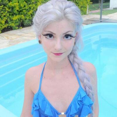 Diese lebende Barbie sieht aus wie Elsa!